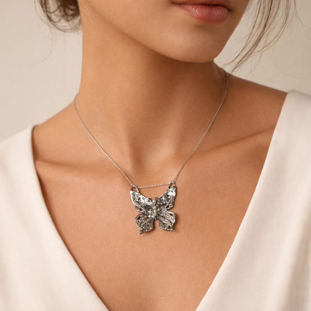 Pandantiv „Fluturele transformării” din argint 925 – talisman pentru libertate, nou început, trezire interioară și energie feminină în stil boho-rustic | Art Diva