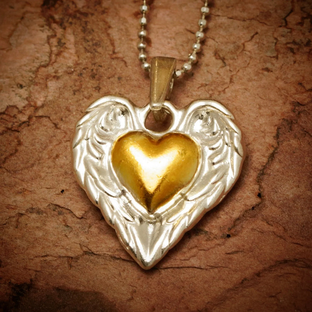 Pandantiv inimă cu aripi de înger din argint 925 și accent auriu – talisman handmade boho pentru protecție, Art Diva