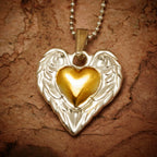 Pandantiv inimă cu aripi de înger din argint 925 și accent auriu – talisman handmade boho pentru protecție, Art Diva