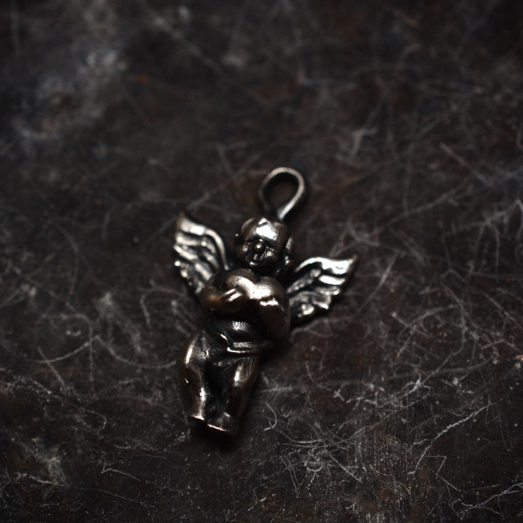 Pandantiv „Iubirea Îngerului” din argint 925 – talisman handmade pentru protecție și iubire, bijuterie sculpturală în stil boho și rustic | Art Diva