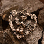 Pandantiv inimă „Rugăciunea unui Înger” pentru femei din argint 925 cu înger și flori – talisman pentru iubire și protecție, bijuterie sculpturală în stil boho și rustic | Art Diva