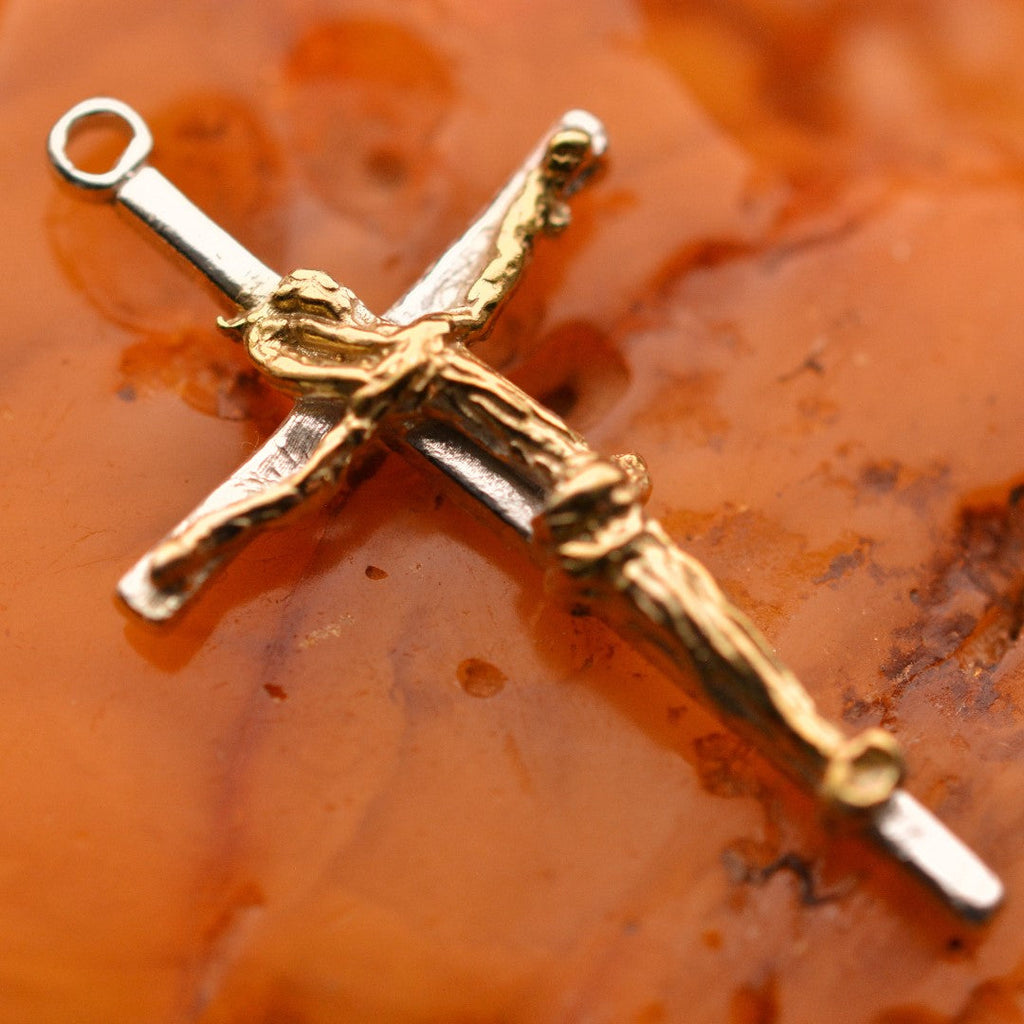 Pandantiv crucifix din argint 925 cu figura lui Hristos lucrată artistic și accente aurii – simbol handmade al credinței și al protecției în stil boho și rustic | Art Diva
