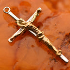 Pandantiv crucifix din argint 925 cu figura lui Hristos lucrată artistic și accente aurii – simbol handmade al credinței și al protecției în stil boho și rustic | Art Diva