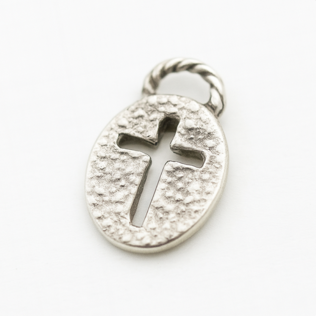 Pandantiv „Crucea Smereniei” din argint 925 – simbol al protecției și al credinței, bijuterie sculpturală în stil boho și rustic | Art Diva