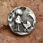Pandantiv mamă cu cărucior din argint 925 – simbol al maternității și tandreței, bijuterie sculpturală handmade, Art Diva