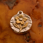Pandantiv floare aurie din argint 925 cu accente aurii – simbol al tandreței, bijuterie sculpturală handmade, Art Diva