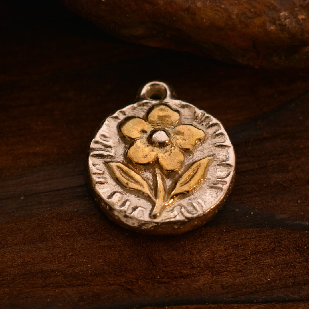 Pandantiv „Floare Aurie” din argint 925 – simbol al tandreței și al unui nou început, bijuterie sculpturală handmade în stil boho și rustic | Art Diva