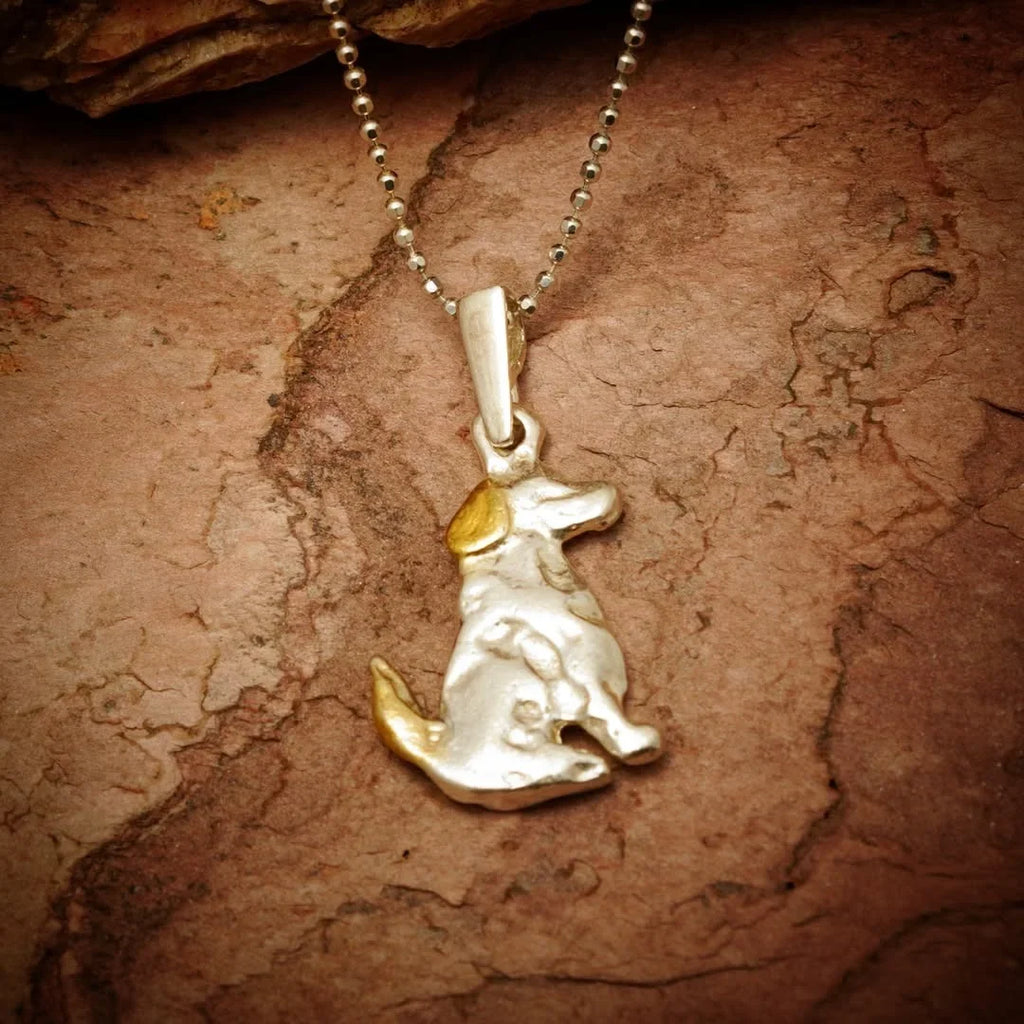 Pandantiv Câine din argint 925 cu accente aurii – talisman pentru loialitate, dragoste de animale și legătura cu prietenul tău necuvântător | Art Diva