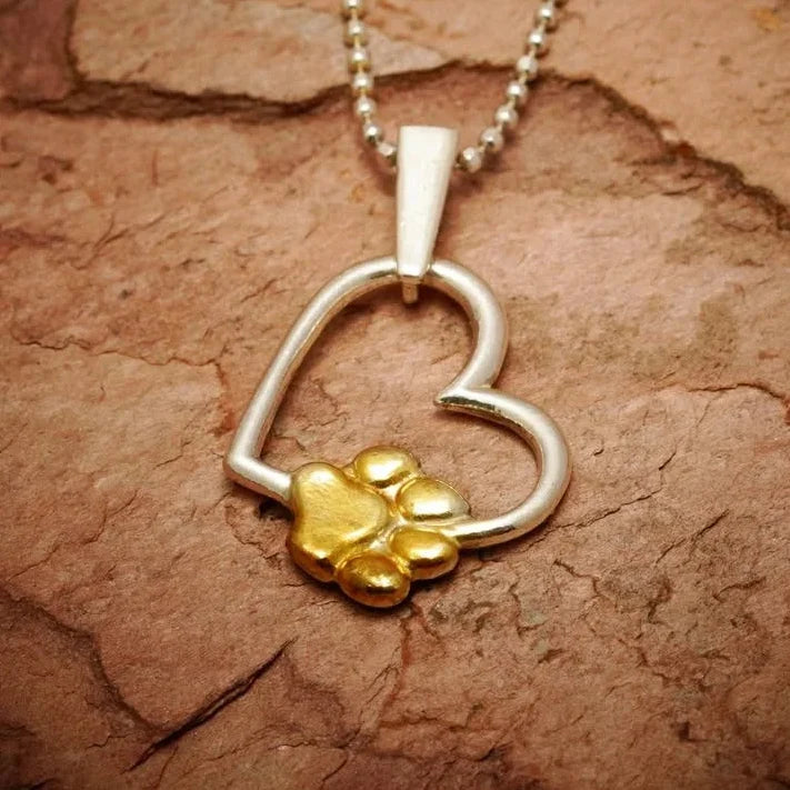 Pandantiv inimă și lăbuță din argint 925 cu accente aurii, talisman handmade pentru iubitorii de animale, Art Diva